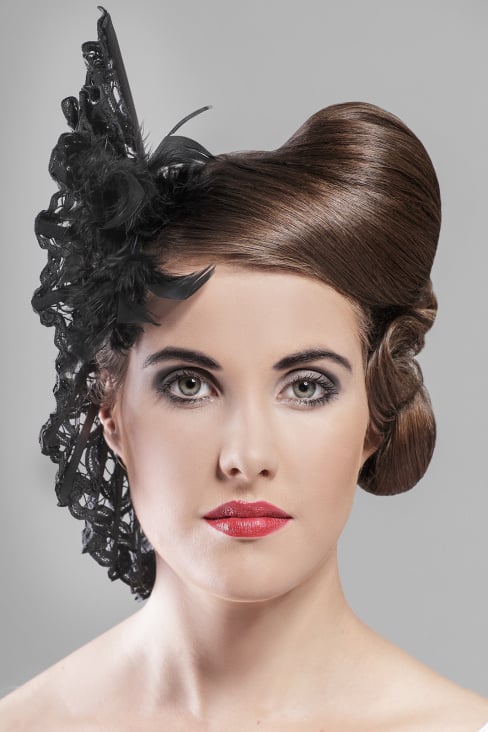 Hochsteckfrisur, Smokey Eyes, Wimpern
