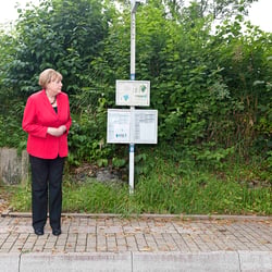 - merkel impossible –  bushaltestelle 2