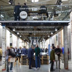 Fünf Meter hohe Säulen aus Paletten abstrahieren den Einsatz der Produkte.