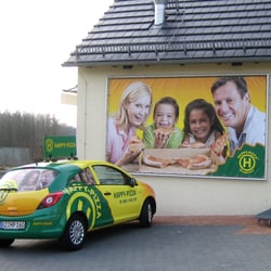 Firmengebäude Happy Pizza – Eingangsbereich