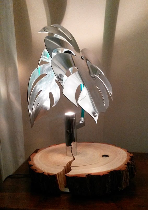 Designer Tischlampe aus schweizer Eibe