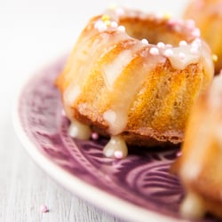 Mini-Guglhupf mit Honig & Haselnüssen