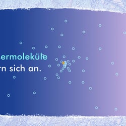 Wassermoleküle lagern sich an die Staubkörnchen