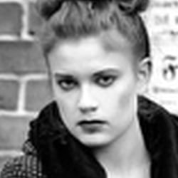 Hanna Schreiber in „Time Flies“