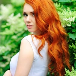 Redhead in grün