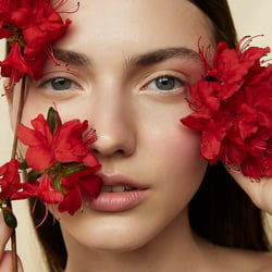 Beautyfotografie mit floralem Styling für Fashion- und Editorial-Portfolios.