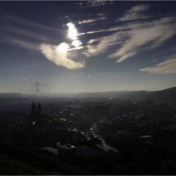 das Neckartal mit Esslingen am frühen Morgen.