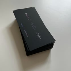 schwarze save the dates mit Prägung holofolie