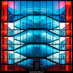 Illuminiertes Treppenhaus in der City Nord