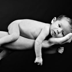 baby auf der hand von papa, schwarzweiss foto