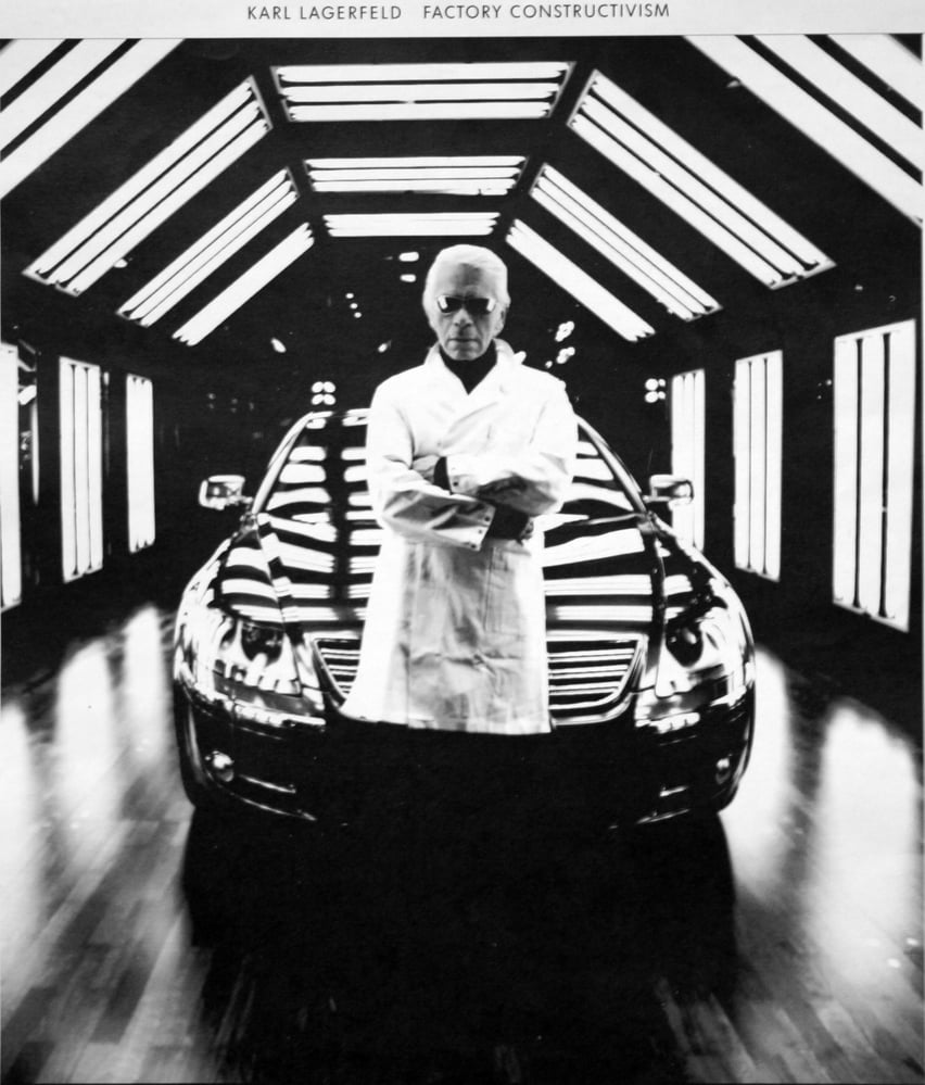 Karl Lagerfeld – factory construcivism vor Lichttunnel mit VW Mitarbeiterkleidung