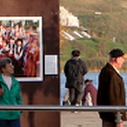 Die Porträts wurden auch in einer „Open-Air-Ausstellung“ am Phönix-See in Dortmund präsentiert.