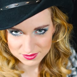 Model und Visa: Carina