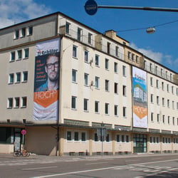 Wohnen Hoch 3 – Banner am Haus, vor dem Umbau