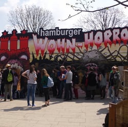 Illustration der Fassade einer improvisierten Geisterbahn zum Thema Hamburger Wohnungsnot für eine Aktion der Diakonie