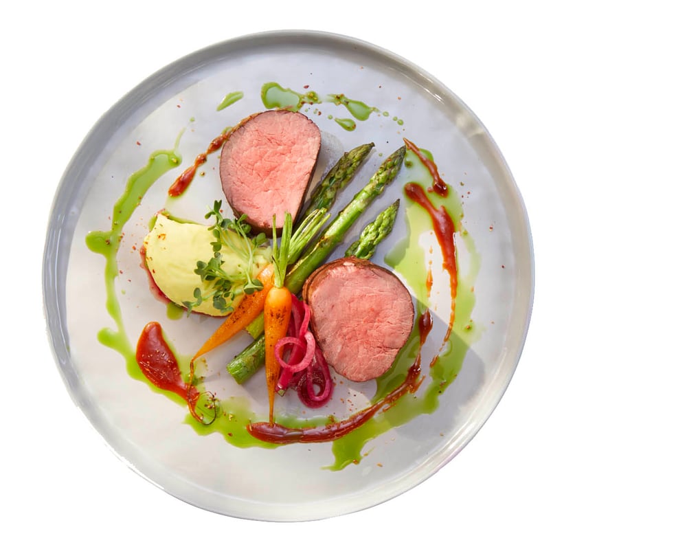 Marius Prions Photo FOOD / Rinder-Filet mit grünem Spargel, Karotten und Kartoffelpüree
