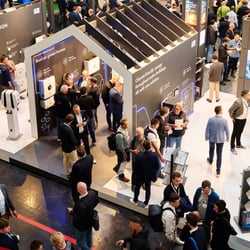 Halbtotale mit innovativem Messebau und einem gut besuchten Stand