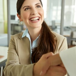 Business-Lifestyle-Portrait mit natürlicher Ausstrahlung für Models sowie Selbstständige und Unternehmerinnen.