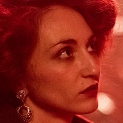 ROTE FRAU