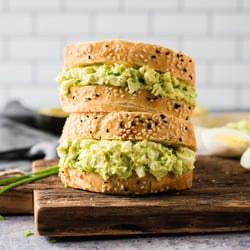 Avocado-Eiersalat auf Brot