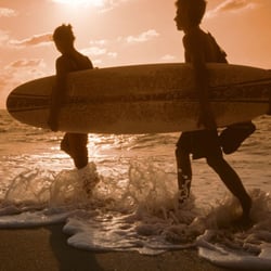 Teenager gehen surfen – KIDS IMAGES