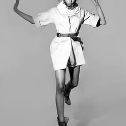 Diara-Kleid: Scylla und Charybdis, Gürtel: Esprit, Kragen: Sumi Couture, Stiefel: Görtz