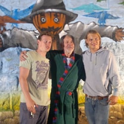 Regie und Hauptdarsteller vor dem fertigen Graffiti