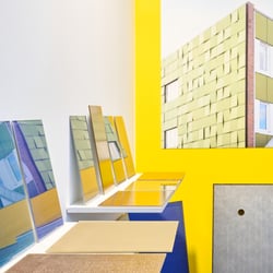 Farbige Solarpanele mit Anwendungsbeispiel