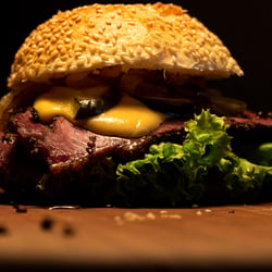 Feinstes Pastrami als Burger