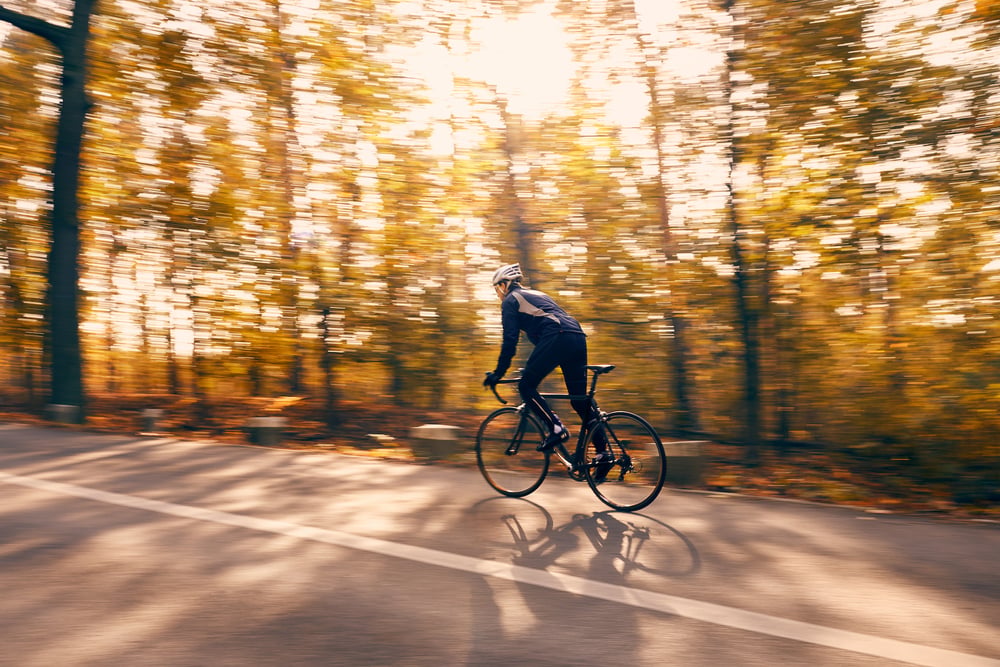 Rennrad-Fahrer-im-Wald-Arthur-Pohlit-1