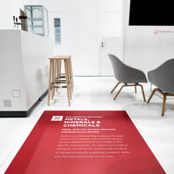 Die abgehängte Installation präsentiert die sechs Branchenschwerpunkte.