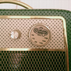 Radiohandtasche, UKW-Solar-Radio, ursprünglich ein Akkord U62