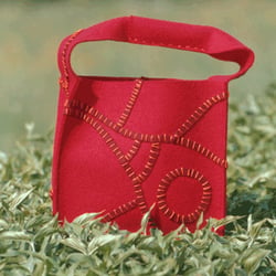 http://de.dawanda.com/product/1436730-Filzhandtasche-mit-Filzspuren-bestickt-und-Brillenetui-im-Set-einmalig
