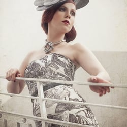 Anna mit Hutkreation von Melanie Hagemann / Make-up von Julia Ausborn