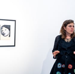 Stefanie Scheurell und eines Ihrer Werk auf der Vernissage in der Galerie Lachenmann in Frankfurt