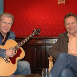 Moderator Benny Schnier mit Talkgast Johnny Logan