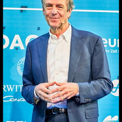Claus Kleber, Journalist, Buchautor und Fernsehmoderator, ARD- und ZDF-Legende, Wiesbaden