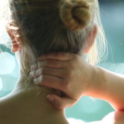 Junge Frau mit Hand im Nacken