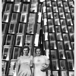 Fotomontage meiner Oma und ihrer Freundin vor den tanzenden Türmen