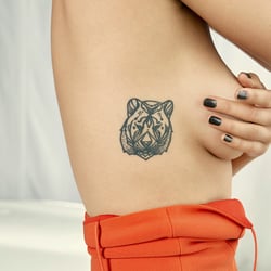 Muriel Dang mit Jaguar Tattoo photography by Andrea Kadler