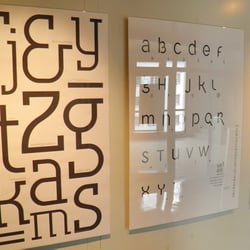 Schriftposter im Gang der Schule für Gestaltung