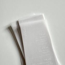Minimalistische Detailkarte auf Vellumpaper – Hochzeitspapeterie
