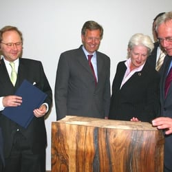 Übergabe Buchskulptur aus Nussholz an die Universitätsbibliothek Osnabrück