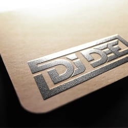 logofolio-dj-dee-logo-praegung-visitenkarte-mockup