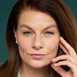 Modernes Businessportrait mit natürlicher Körpersprache für Modelportfolios, Personal Branding und Unternehmensauftritte.