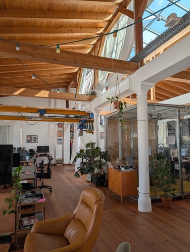 Desks available in our creative studio in Kreuzberg, Berlin: Foto 1