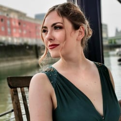 Haare und Make-up an der Schauspielerin und Musikerin Anne Berndt