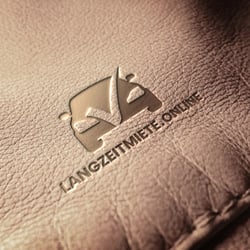logofolio-langzeitmiete-online-logo-praegung-leder-mockup