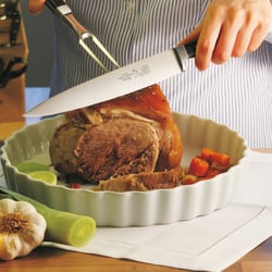 Messerfotografie – Werbeaufnahme eines Fleischmessers mit einer Fleischgabel. Advertising shot of a meat knife with a meat fork