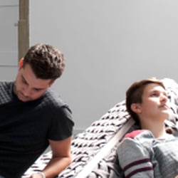Die Sitzinsel lädt ein, verschiedene Positionen auszuprobieren und zusammen zu sitzen